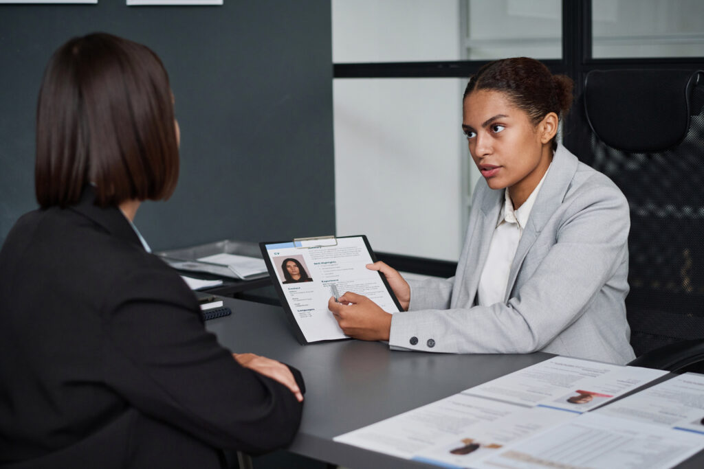 A candidate without interview preparation talking to a recruiter